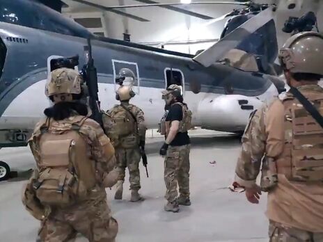 Талибы осмотрели технику, которая осталась от американских военных в аэропорту Кабула