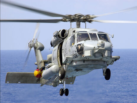 Вертолет базируется на авианосце USS Abraham Lincoln