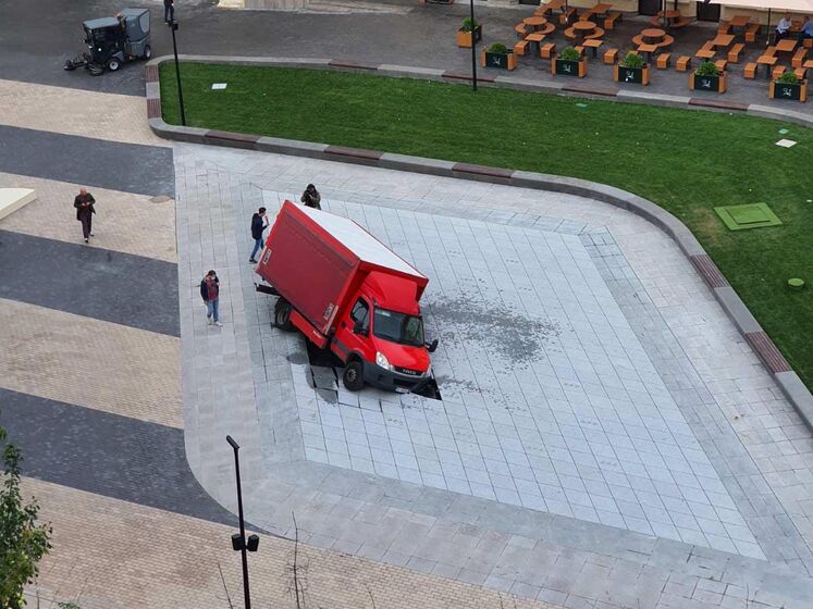 У центрі Києва вантажівка провалилася у фонтан, який тільки вчора відкрили. Фото, відео