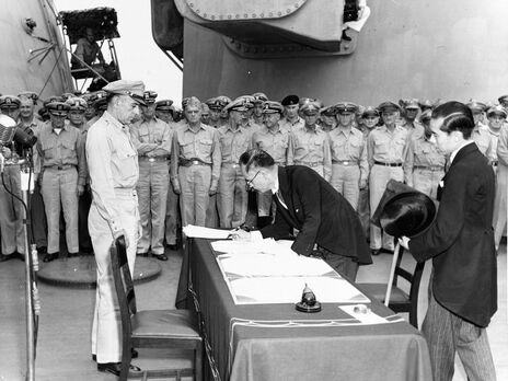 В этот день в 1945 году глава МИД Японии Мамору Сигэмицу подписал акт капитуляции, что стало окончанием Второй мировой войны