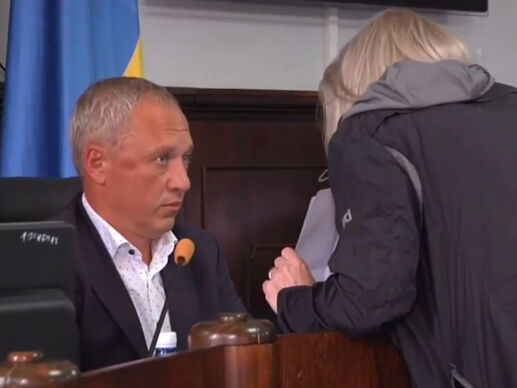 "Какую наркоту вы употребляете?" В Черновцах женщина на сессии горсовета пыталась ударить мэра и кричала на депутатов. Видео