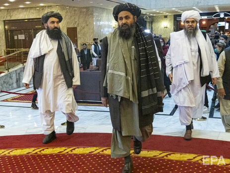 Главой афганского правительства может стать мулла Абдул Гани Барадар (посередине)