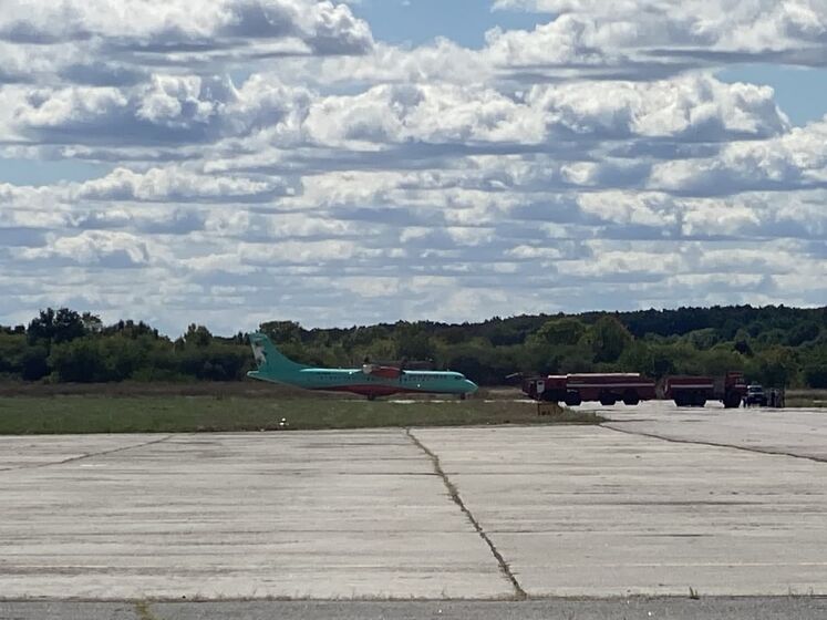 Літак із нардепами від ОПЗЖ сів в аеропорту Полтави, їм не дозволили покинути борт