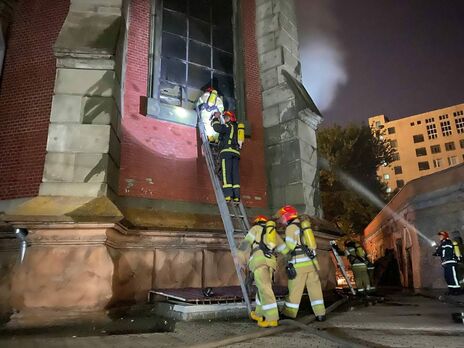 В ГСЧС сообщили, что локализовали пожар в костеле Святого Николая в Киеве