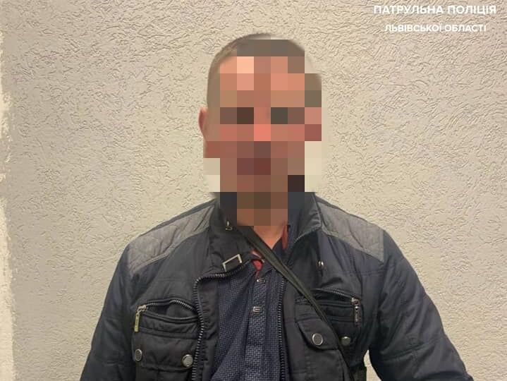 На автостанції у Львові чоловік погрожував перехожим пістолетом, його затримали