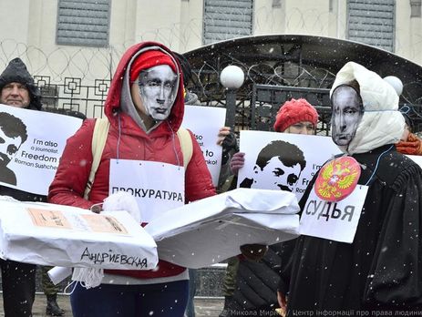 У посольства РФ в Киеве прошла акция-перформанс в поддержку задержанных украинских журналистов. Фоторепортаж