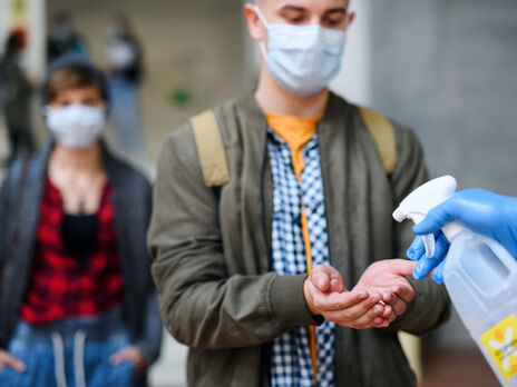 В Україні протягом доби захворіло на COVID-19 майже 2200 осіб