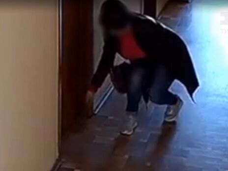 В Сумской области чиновница горсовета подсыпала коллегам кладбищенскую землю под двери кабинетов, чтобы навести порчу – СМИ