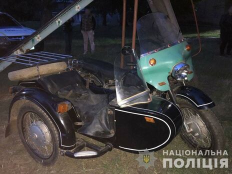 У Донецькій області п'яний мотоцикліст спробував заїхати на дитячу гірку і збив двох дітей – поліція