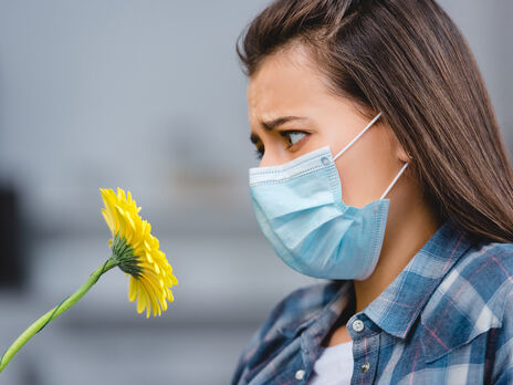 Шампунь от перхоти и солнцезащитный крем. Эксперт рассказал, как правильно ухаживать за лицом во время масочного режима