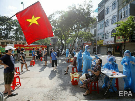 Во Вьетнаме мужчину приговорили к тюремному сроку за то, что он заразил коронавирусом других людей