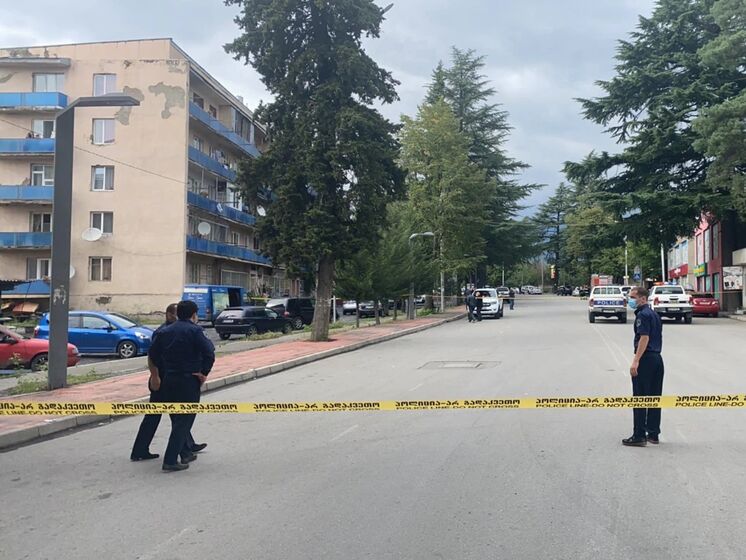 В Грузии вооруженный мужчина ворвался в отделение банка. СМИ сообщают о 15 заложниках