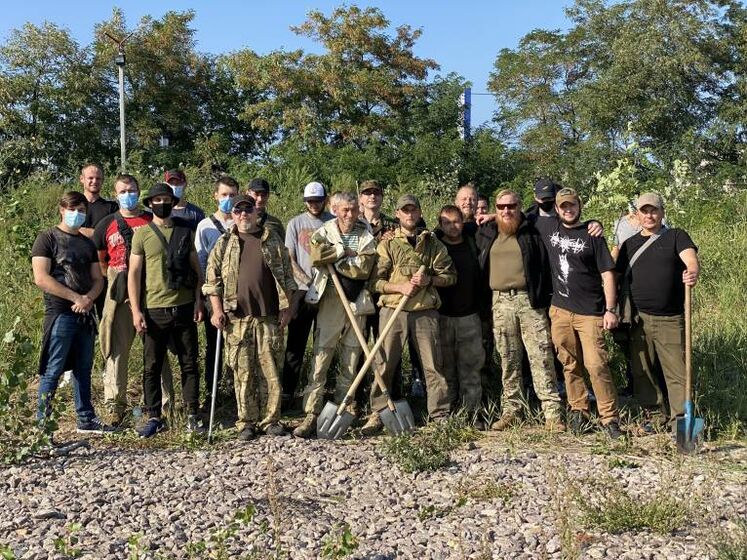 Ветераны АТО высадили деревья на берегу озера Вырлица в Киеве, где планируют построить реабилитационный центр
