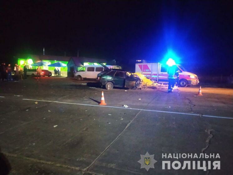 В Сумской области легковой автомобиль столкнулся с грузовиком, пострадали дети