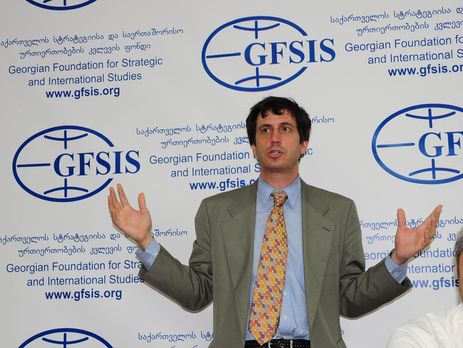 Американский эксперт: Саакашвили подавляет права человека и расчищает себе путь к власти