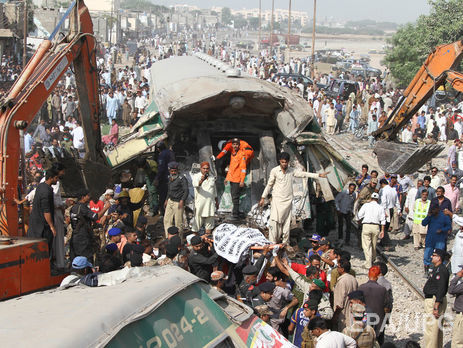 В Пакистане столкнулись два поезда, 17 человек погибли. Фоторепортаж 
