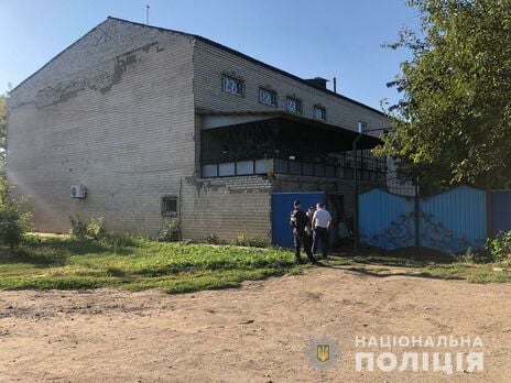 У Херсонській області чоловік забарикадувався в будинку і погрожує його підірвати, поліція оголосила спецоперацію