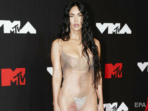 Меган Фокс засвітила сріблясті стринги, а Лопес – голі груди. Найвідвертіші вбрання MTV Video Music Awards