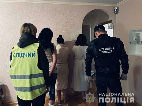 Втягнули в заняття проституцією понад 60 жінок. У Києві та Дніпрі викрили злочинну групу