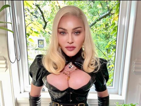 Мадонна засвітила груди і сідниці на сцені MTV Video Music Awards