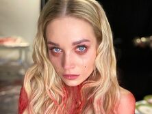 "Не повторяйте в домашних условиях!" Асмус засветила грудь и пожаловалась, что всю ночь выдирала себе ресницы