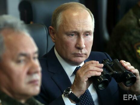 Песков сказал, что несколько человек из окружения Путина заболели COVID-19, но сам глава Кремля 