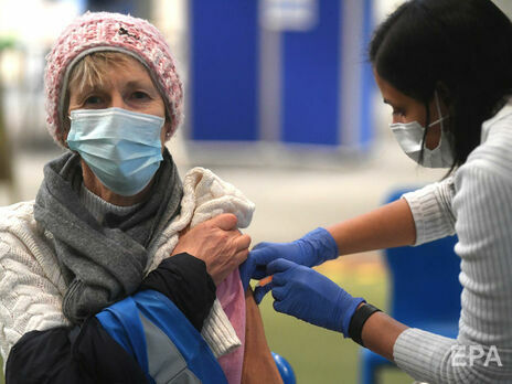 В Великобритании начинают прививать третьей дозой COVID-вакцины