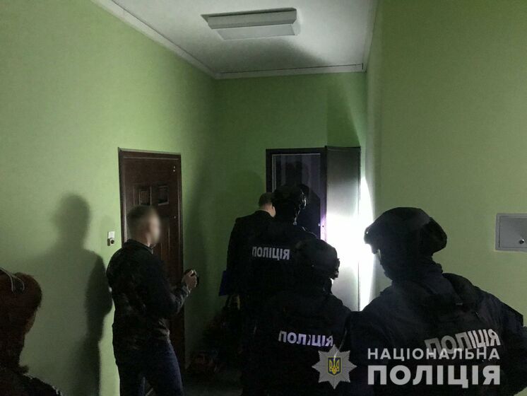 В Украине группировка публиковала фейковые новости о политиках, а за деньги удаляла – полиция