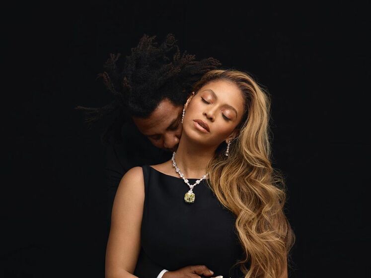 Бейонсе в рекламі Tiffany & Co заспівала для Jay-Z пісню, яку виконала Одрі Гепберн у фільмі 