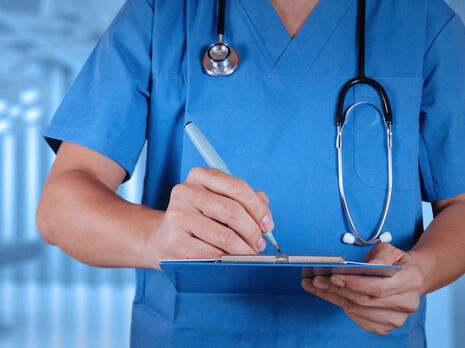 В 2022 году врачам планируют поднять минимальную зарплату до 20 тыс. грн, а среднему медперсоналу – до 13,5 тыс. грн – проект госбюджета