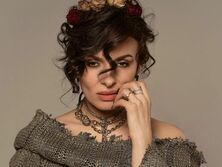 "Божественны". Мейхер похвасталась женственными формами, раздевшись в поле до белья