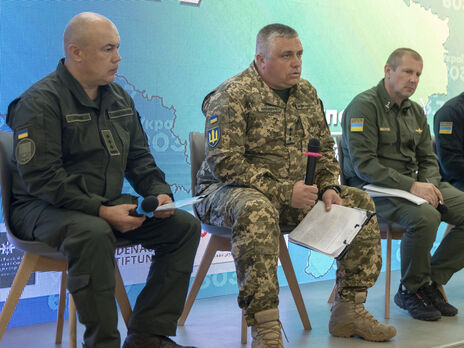Шевченко (в центрі) заявив, що в України досить сил і засобів, щоб стримати агресію на сході України