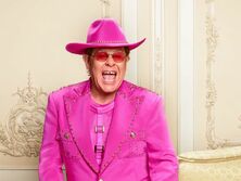 "Мне посоветовали сделать операцию как можно скорее". 74-летний Элтон Джон отменил концертный тур из-за травмы бедра 