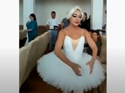 У Чорноморську посадовиця міськради в образі балерини станцювала меру "Лебедине озеро" на день народження. Відео