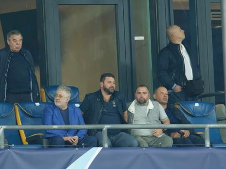 Коломойский (второй слева) присутствовал в VIP-ложе НСК "Олимпийский" во время матча "Динамо" "Бенфика"