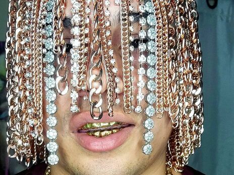 Мексиканский рэпер Dan Sur имплантировал в голову золотые цепи вместо волос
