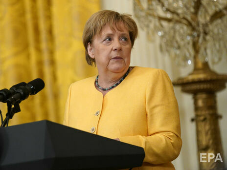 Картата сорочка і рюкзак у руці. Музей мадам Тюссо перевдягнув Меркель