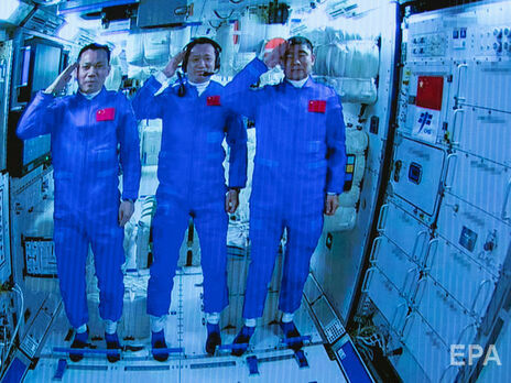 На Землю вернулись три космонавта, которые собирали китайскую космическую станцию