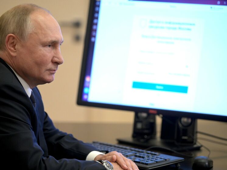 Кремль показав, як Путін онлайн голосував на виборах до Держдуми. На відео він сідає за стіл і двічі клацає по клавіатурі