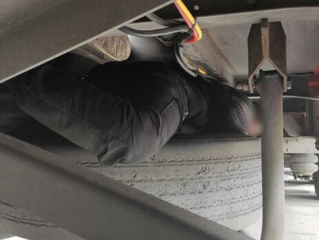 Водитель автомобиля, гражданин Украины, "не знал", что с ним едет "незваный пассажир", отметили в ГПСУ