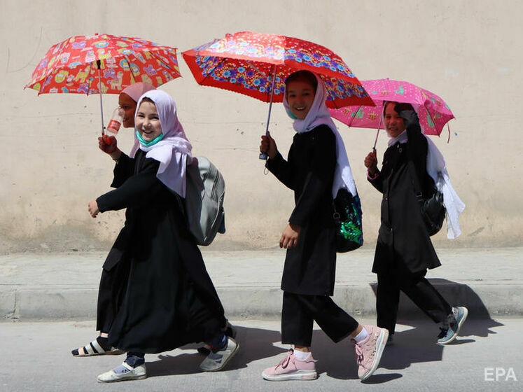 Таліби дозволили навчатися у середніх школах Афганістану тільки хлопчикам