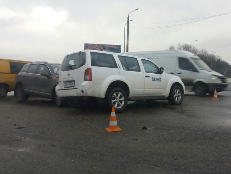 В Харькове автомобиль ОБСЕ попал в ДТП, пострадал мужчина – СМИ