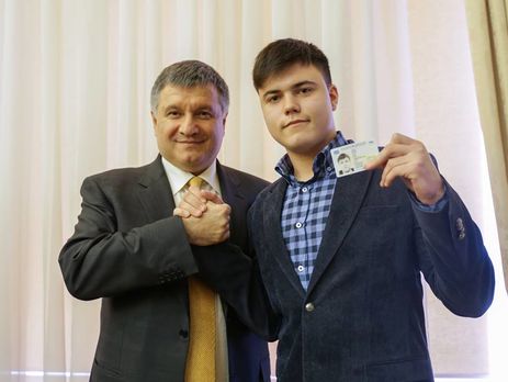 Аваков: ID вместо бумажных паспортов теперь будут получать некоторые категории взрослых украинцев