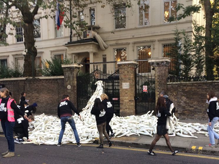 В Лондоне посольство РФ забросали пластиковыми конечностями