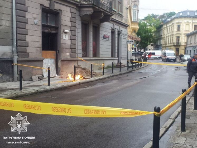 У центрі Львова через витік газу з-під землі вирвався вогонь – поліція