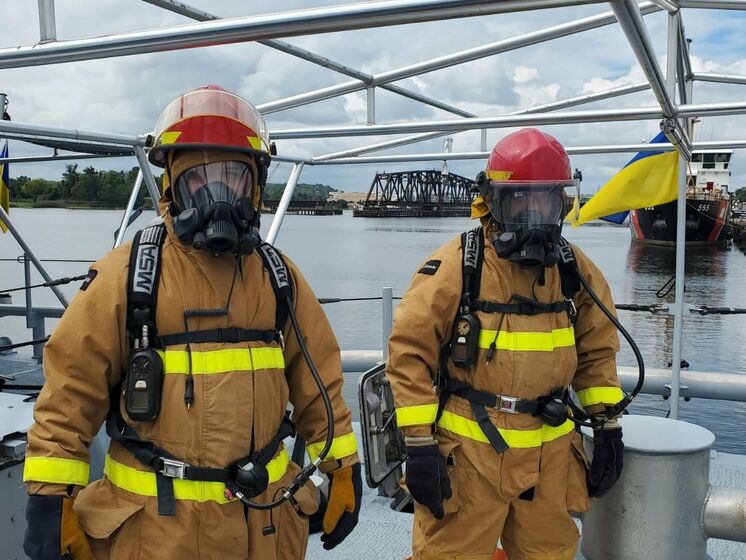 В США украинские моряки тренировались тушить пожар на катерах Island