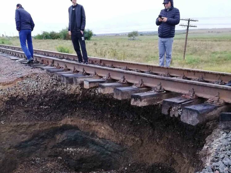 В Черновицкой области снова просел грунт под железнодорожными путями. Поезда будут курсировать с задержками