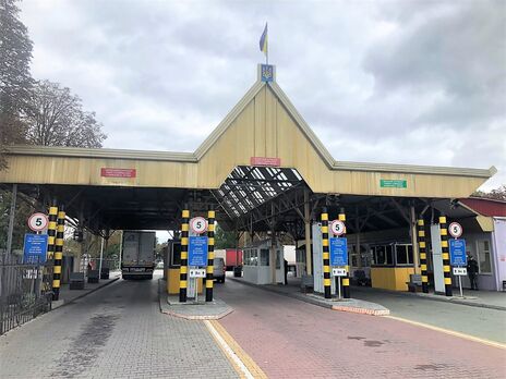 Гражданину Молдовы запретили въезд в Украину на три года. Он украсил георгиевской лентой переднюю панель автомобиля 