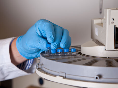 Охочі українці можуть долучитися до випробувань ліків проти COVID-19 – МОЗ