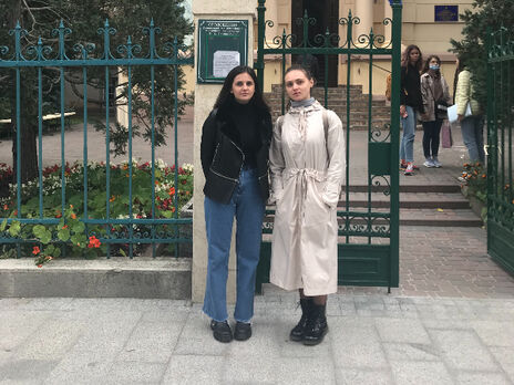 Студентки Львівського медуніверситету врятували чоловіка, у якого зупинилося серце у трамваї